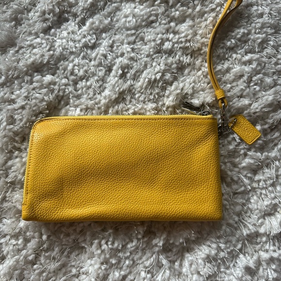 NWOT Coach Large Cornerzip Yellow Leather Wristlet - Picture 3 of 6